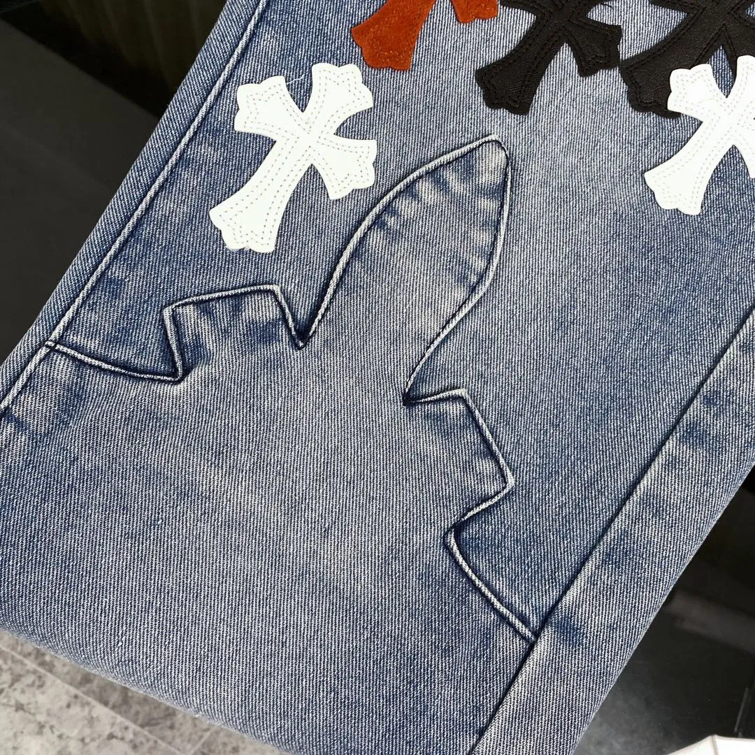 🅿️340 Chrome hearts new city-limited flame blue jeans Chrome hearts city-limited jeans Hardware customization Original development vintage levis American-made 501 black and gray base version Levi's American-made 501 base version Imported sheepskin 925 silver remake [Top heavy industry fashionable design] Consistently made in high street luxury style. Speaking of this style, the Zangyin family and GU family are definitely the leading representative brands. Especially the Zangyin family has really achieved a state-of-the-art effect in creating high street style. The unique washed material is used to create this style. The color system is quite eye-catching. It is decorated with patchwork cross flowers, which cleverly highlights the charm of the brand. Secondly, this style uses classic The high-waist cutting design highlights the long legs and fashionable temperament of the upper body. The brand is highly recognizable and the slim fit configuration is more suitable for daily wear. It is a product that interprets personality, fashion, and specifications at a glance. This single product is enough to make any fan excited. It can be a white T-shirt for youthful preppy style, or a tight suspender for lady style. It has strong matching ability and can be easily controlled by men.  [Material and craftsmanship] Needless to say, this point goes without saying. As an excellent craftsman brand, Zangyin has really perfect requirements for details and craftsmanship. The washed color of this model has gone through so many processes, not to mention the embellishment of the denim appliqués. It is also purely handmade and sewn. Just like what they believe in, only handmade things have soul and have the meaning of wear. A top-notch heavy-duty fashionable denim item, I look forward to your perfect interpretation! !  Color: Blue Size: S M L XL
